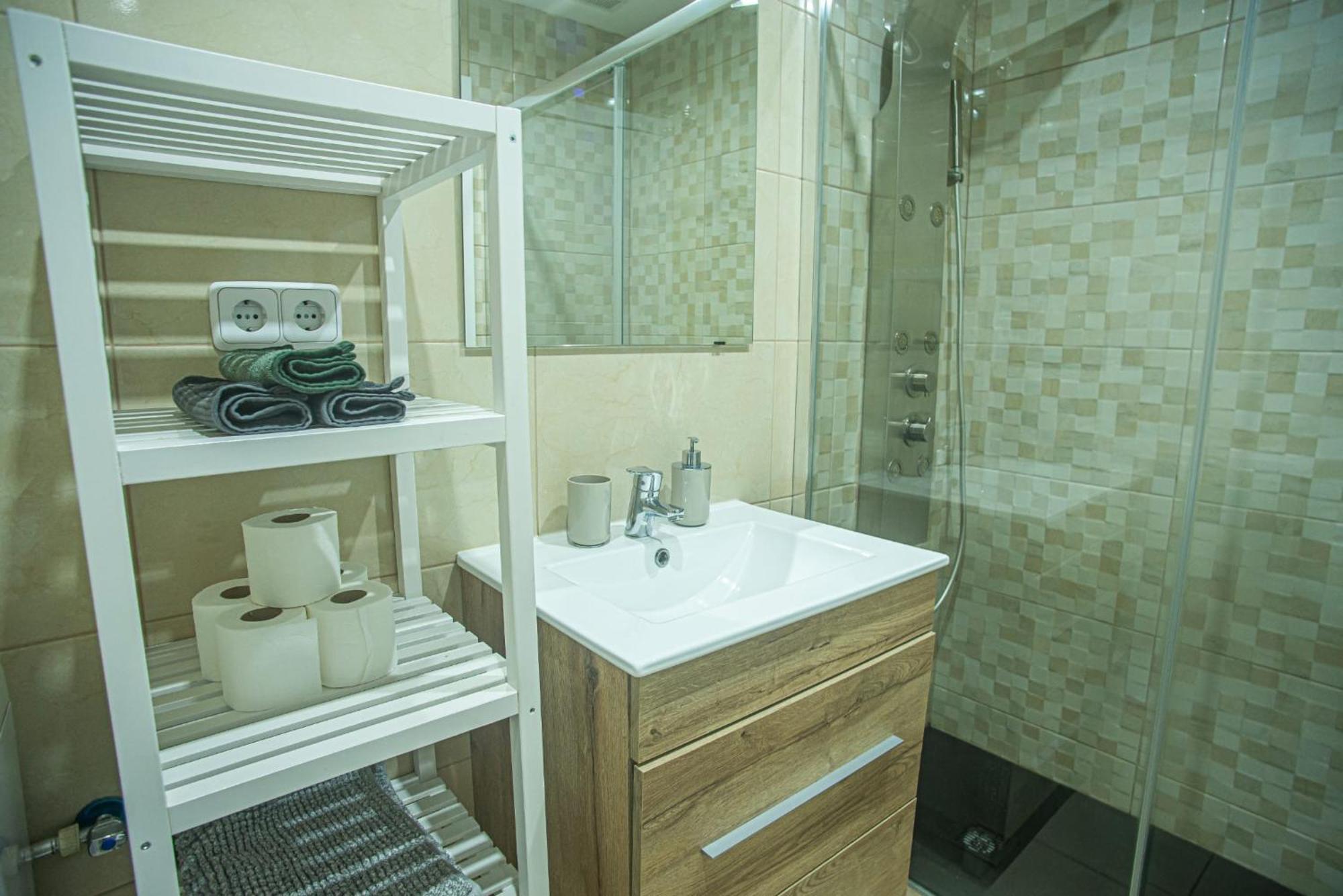 Centro Historico Parking Apartment อัลกาลาเดเอนาเรส ภายนอก รูปภาพ